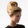 Attaches et tresses Le chignon banane stylisé